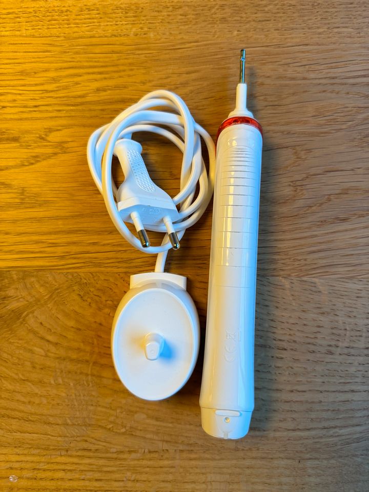 Oral-B PRO 2 2000N - weiß elektrische Zahnbürste in Seligenstadt