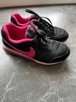 Nike Sneakers MD Runner 2 schwarz pink Gr. 38 Turnschuhe Halle Baden-Württemberg - Göppingen Vorschau