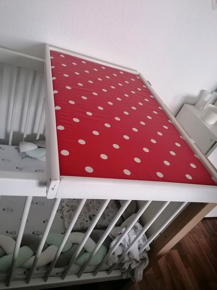 Wickeltisch Wickelauflage für Kinderbett Babybett in Neckartenzlingen