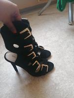 Schwarze Sandalen High heels Pumps mit goldene Schnalle Bayern - Hof (Saale) Vorschau