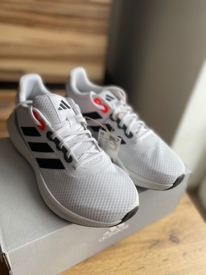 adidas Weiß Sneakers Schuhe - Größe 42 2/3 - neue mit Etikette in Nürnberg (Mittelfr)