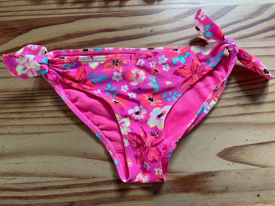 Bikini pink mit Blumen und Rüschen v. H&M Gr. 122/128 TOP in Berlin