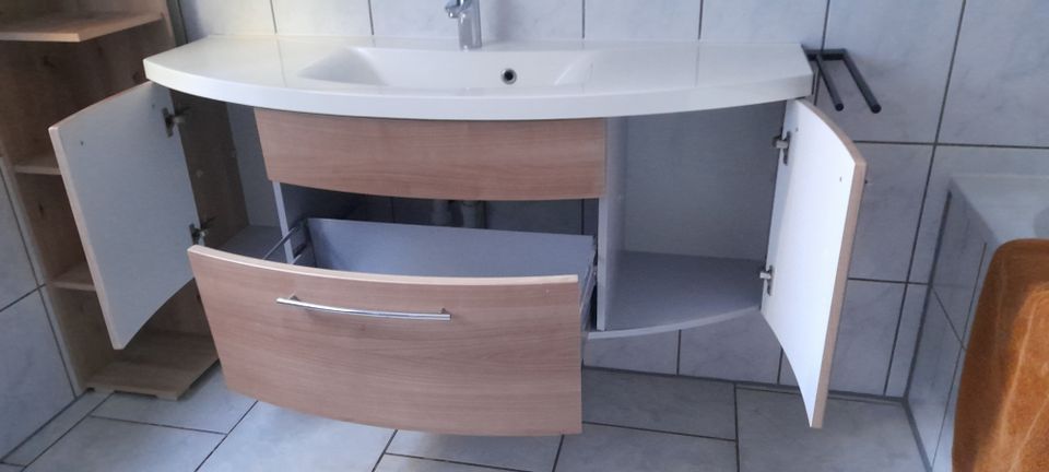 BADEZIMMER Waschbecken mit Unterschrank + Spiegelschrank in Garbsen