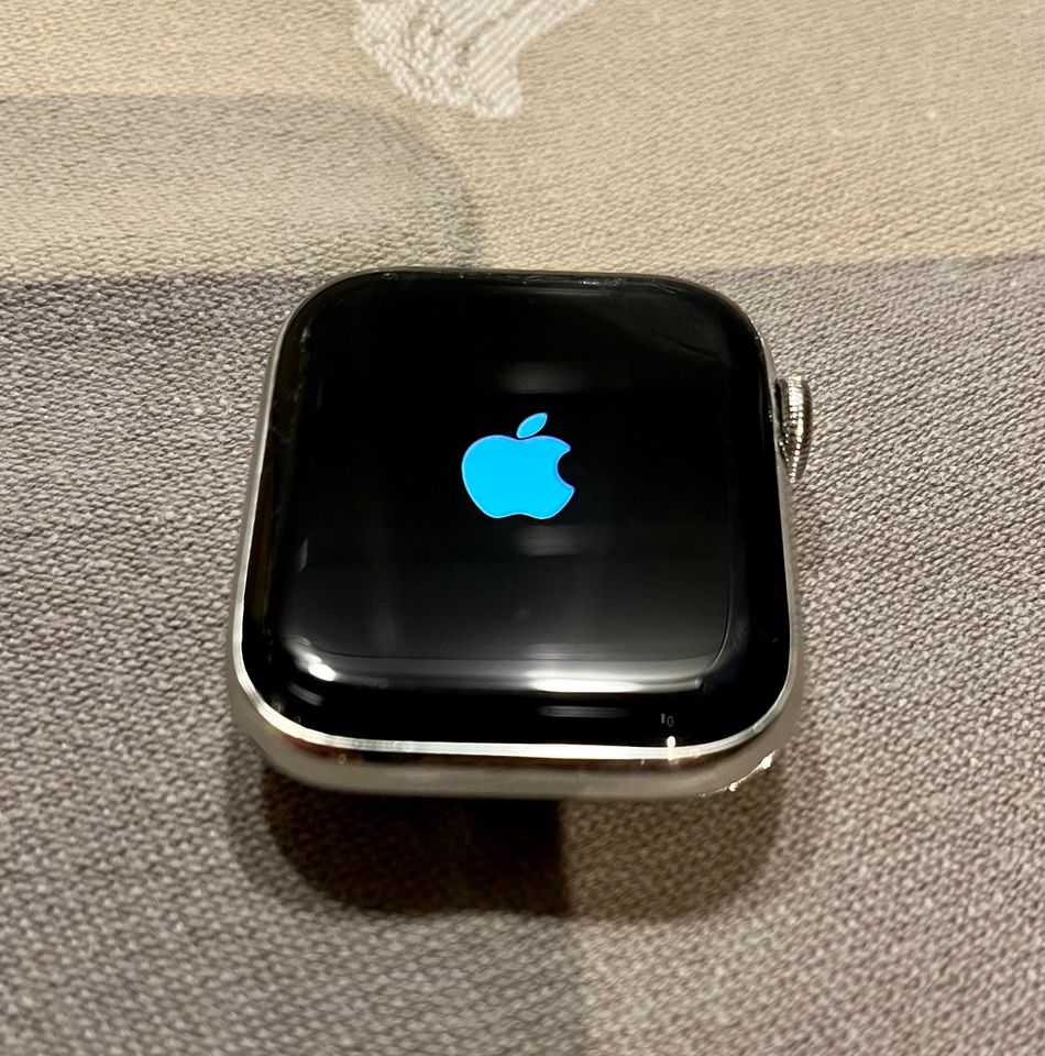 Apple Watch Series 4, 44mm, LTE Edelstahl mit Display-Glasschaden in Winsen (Aller)