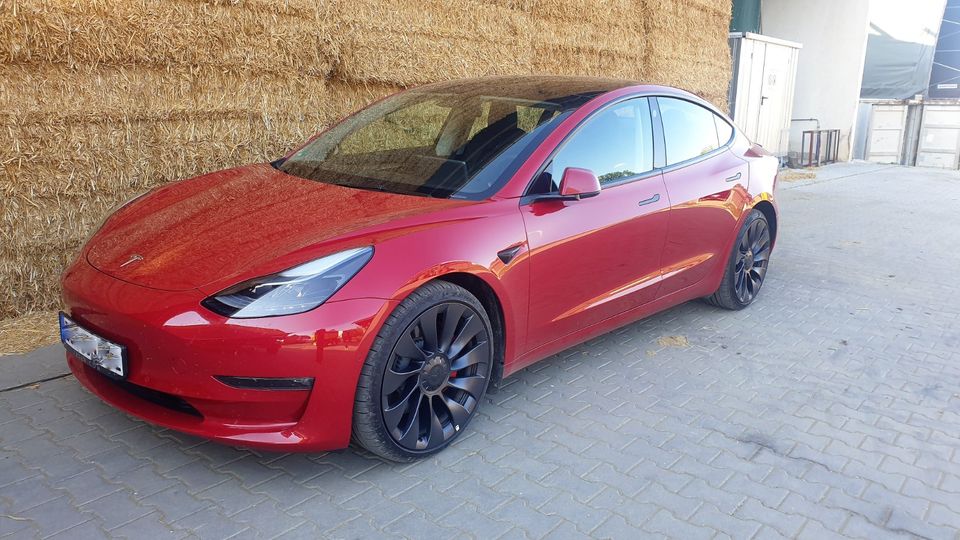 Tesla Modell 3 Performance in Niederviehbach