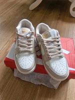 Nike Turnschuhe beige 37 Nordrhein-Westfalen - Leverkusen Vorschau