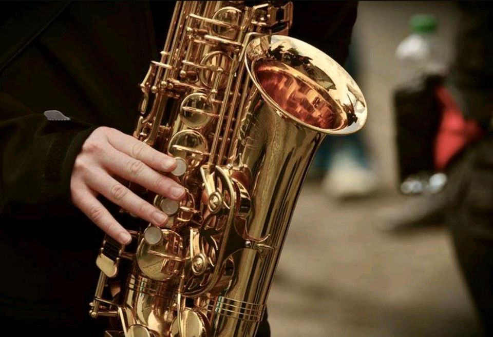 SAXOPHON Klänge live Saxophonspieler in Klötze