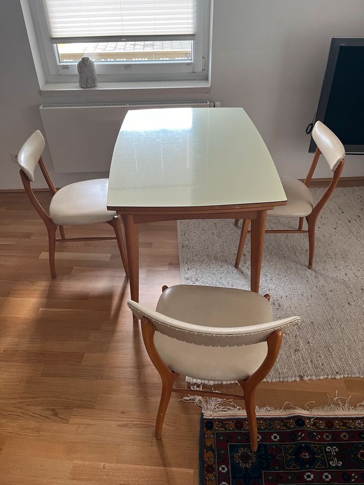 Esstisch mit vier Stühlen in Hamburg
