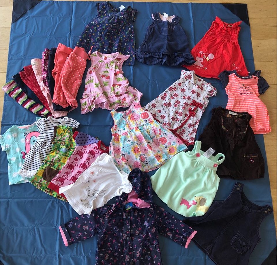 Paket Sommer 68 Mädchen Kleider Shirts Hosen in Vienenburg