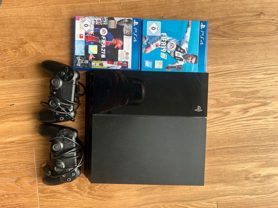 PS4 Slim 500 GB +2 Controller + FIFA19 + FIFA21 in Augsburg