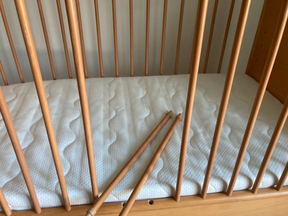 Kindergitter Bett mit Lattenrost und Matratze 140x70cm in Lauchheim