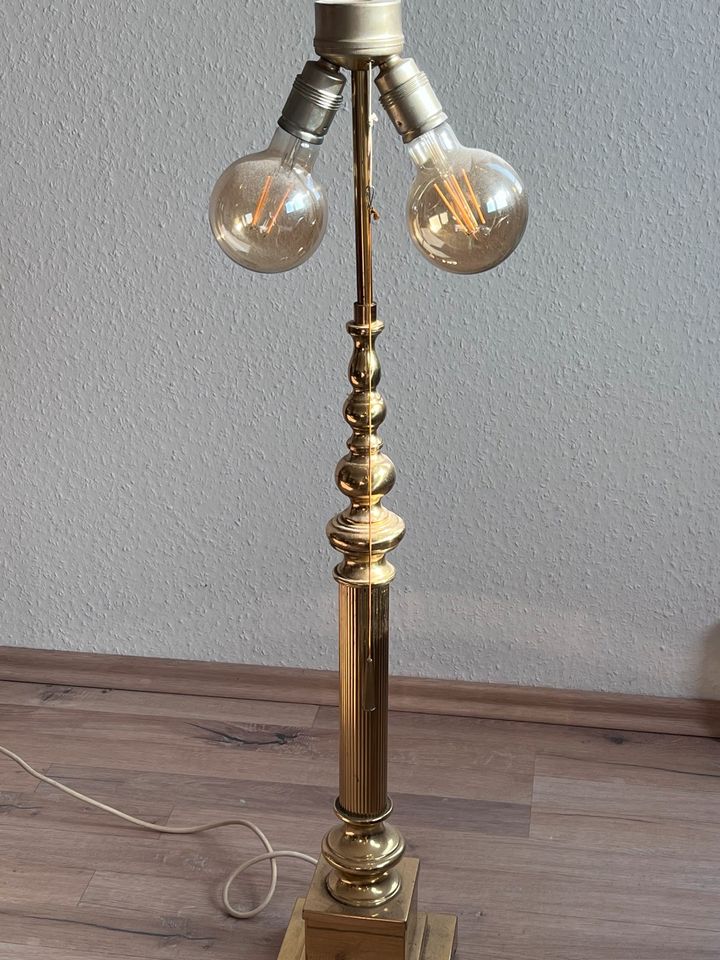Goldene Stehlampe in Köln