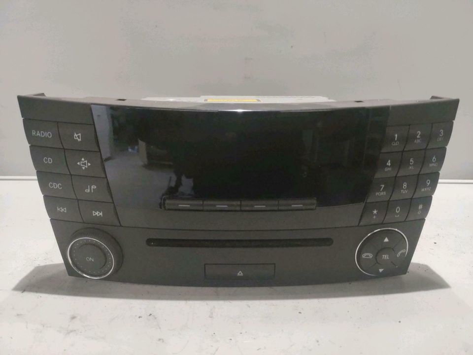 Mercedes W211 E Klasse APS Radio Audio 20 CD A2118702889 MF2770 in Duisburg