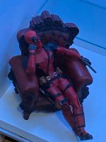 Hot Toys Deadpool MMS 347 mit coolem Vitage Sessel Niedersachsen - Nordhorn Vorschau