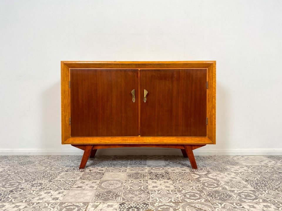 WMK Formschöne & geräumige Mid-Century Kommode in gutem Zustand mit stilvollen konischen Füßen & Messinggriffen # Schrank Sideboard Fernsehkommode Wäschekommode TV-Board Rockabilly Vintage 50er 60er in Berlin