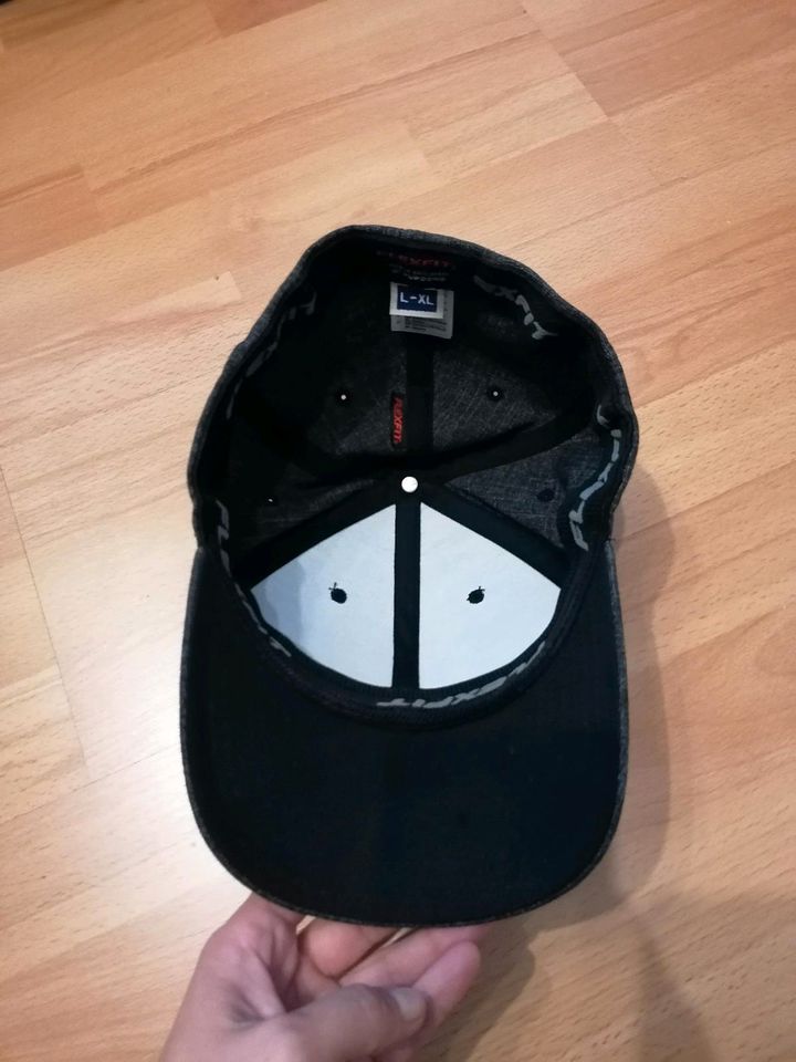 Schwarze Cap von Flexfit in Voerde (Niederrhein)