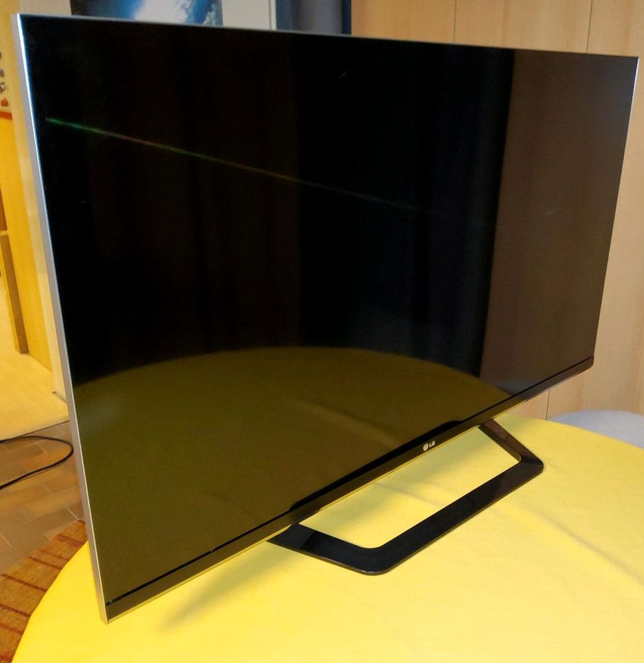 LG 3-D smart TV, 47LM660S - 47 Zoll, mit Wandhalt. + 3-D-Brillen in Hamburg