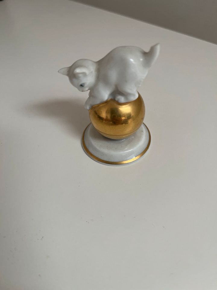 Rosenthal Porzellan Katze auf goldener Kugel in Leipzig