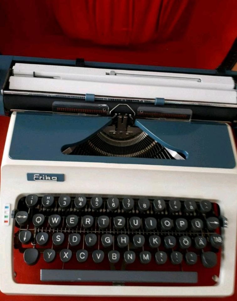 Erika Schreibmaschine DDR nostalgisch Reiseschreibmaschine in Zella-Mehlis