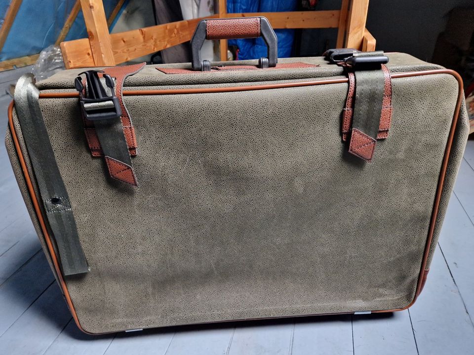 Olivfarbener Koffer auf Rollen. 68cm x 50cm in Velbert