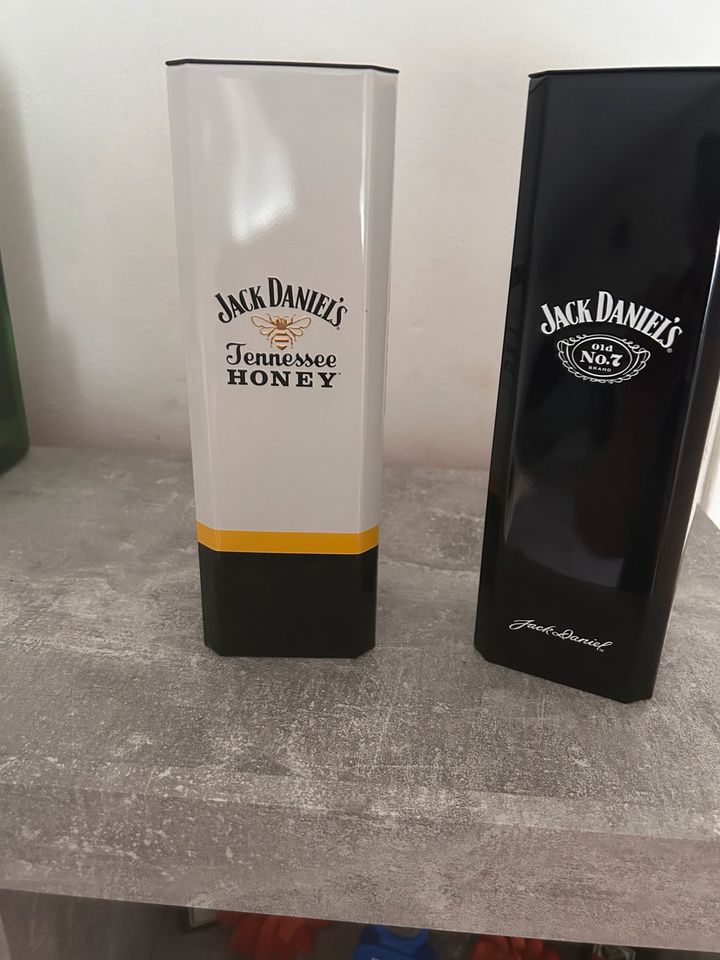 Zwei Jack Daniel‘s Geschenkboxen in Mantel