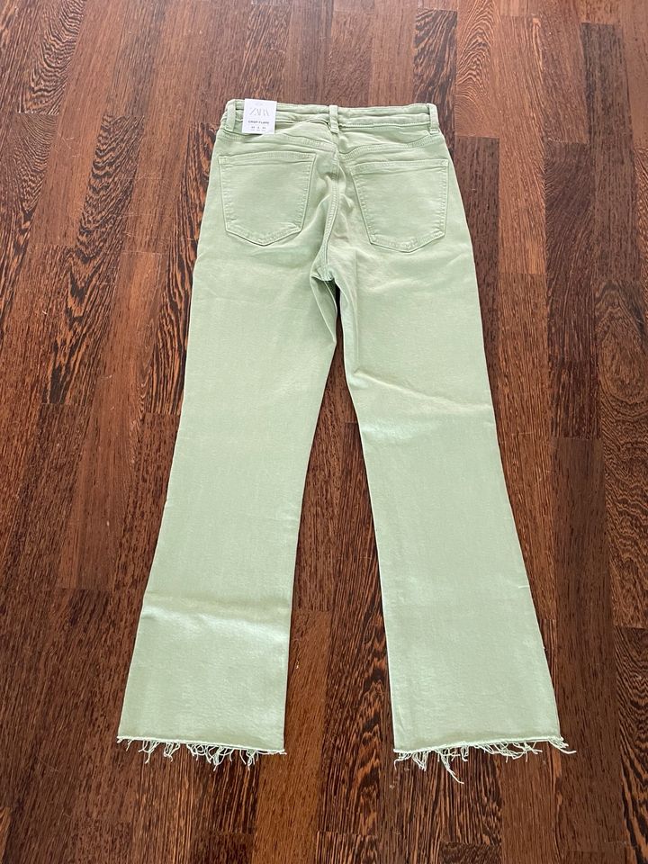 Zara, tolle crop flare Jeans, Lindgrün, Gr. XS, NEU in Hannover