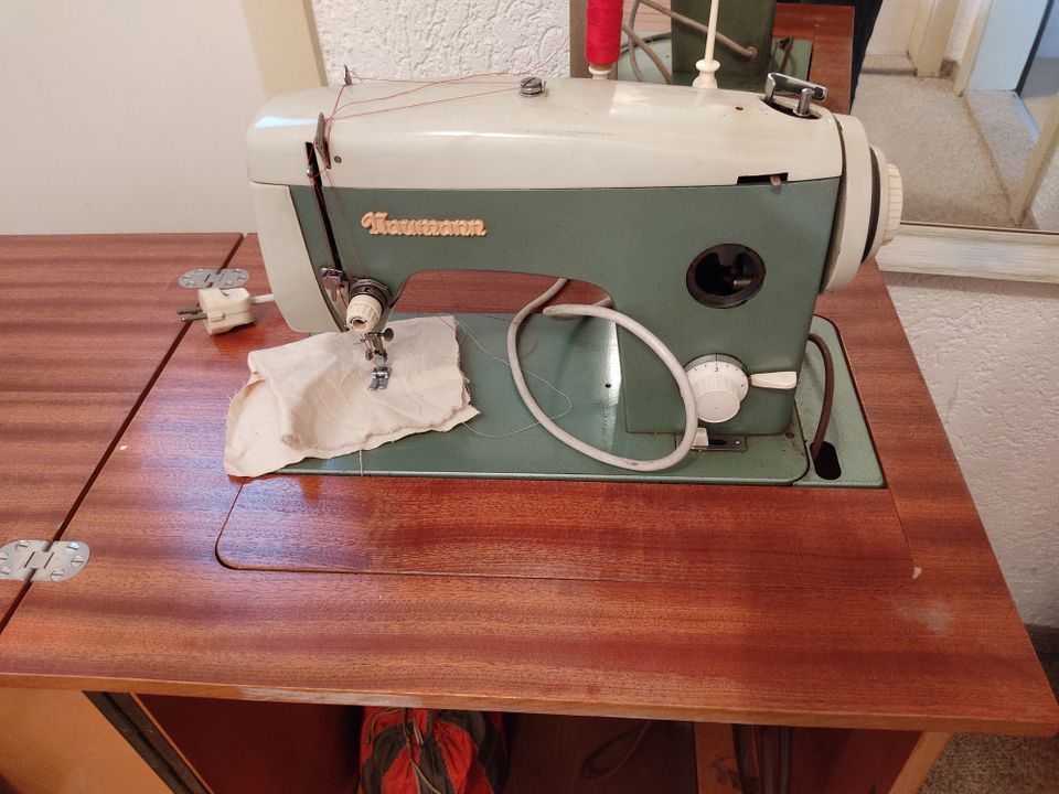 TEXTIMA Nähschrank mechanische Nähmaschine mit Pedal (in Bautzen) in Bautzen