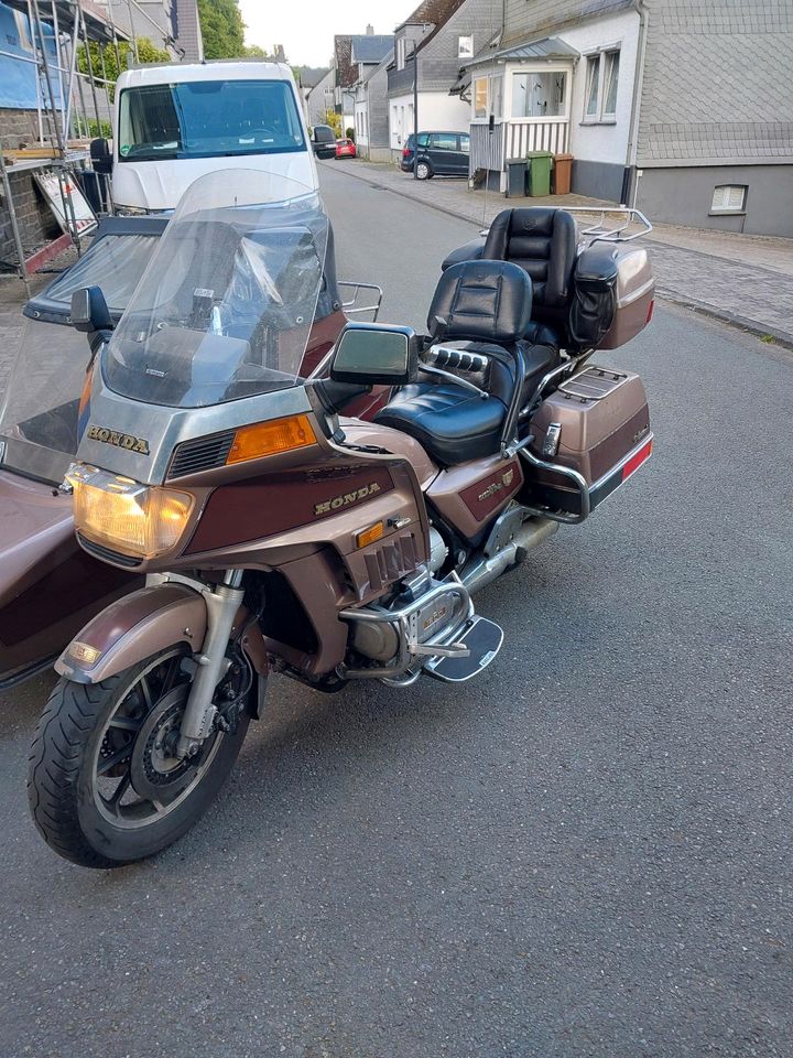 Honda Goldwing GL1200 mit Beiwagen in Schmallenberg