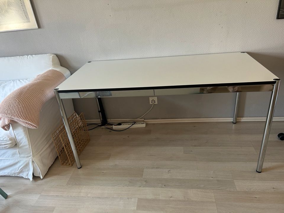 USM Haller Schreibtisch weiß 150 cm breit in Hannover