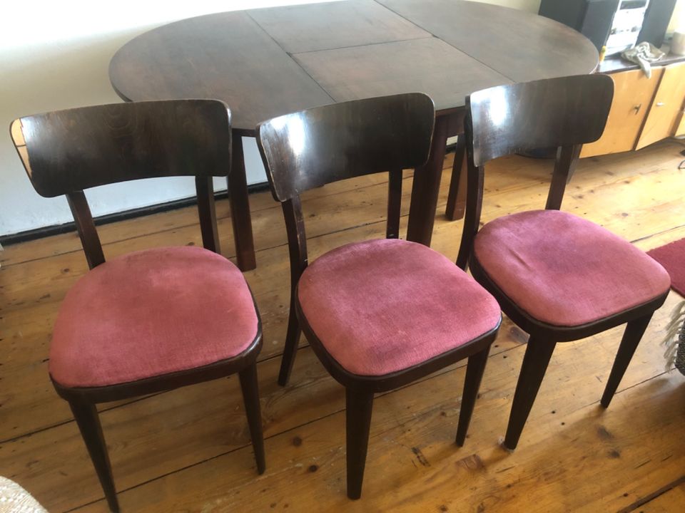 Tisch und drei Stühle in Leipzig