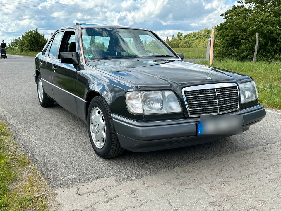 Mercedes E200 | W124 | Schiebedach | Automatik | Scheckheft in Berlin