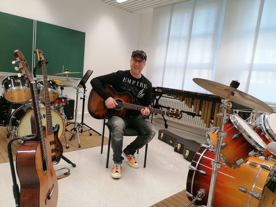 Online Gitarrenunterricht E- & A-Gitarre / Loopstation coaching in Stuttgart