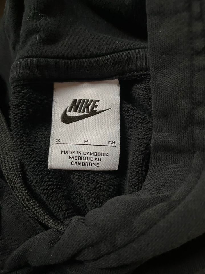 Schwarzer Nike Pullover in Wendeburg