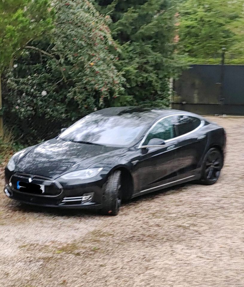 Tesla Model S 90D Free Charging Autopilot 1 in Hamburg