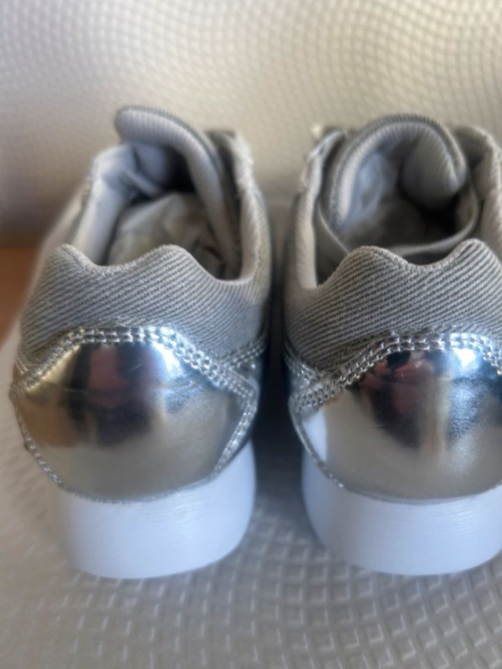 37 Sneaker Neu der Marke Beppi made in Portugal Farbe Silber in Singen