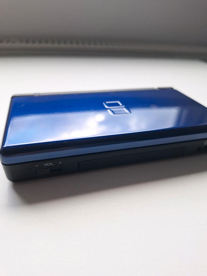 Nintendo DS Lite mit Netzteil / voll funktionsfähig /Blau-Schwarz in Burgwedel