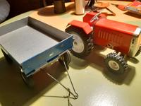 Blechspielzeug. DDR Traktor mit Hänger Sachsen - Hoyerswerda Vorschau