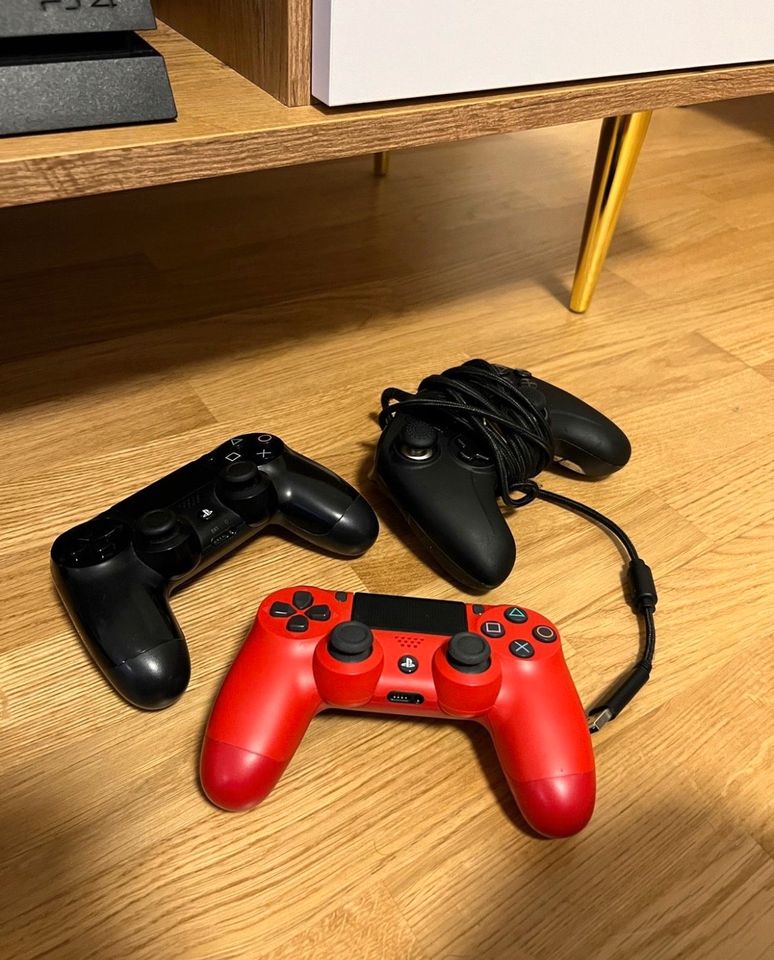 Sony PlayStation 4 + Spiele + Controller in Frankfurt am Main