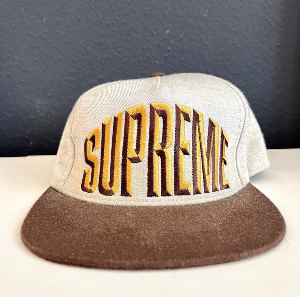 Supreme Snapback Cap in Stuttgart