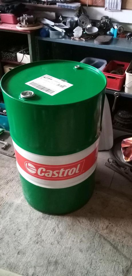 Ölfass Castrol 208 Liter Feuertonne Möbel Werkstatt in Korbach