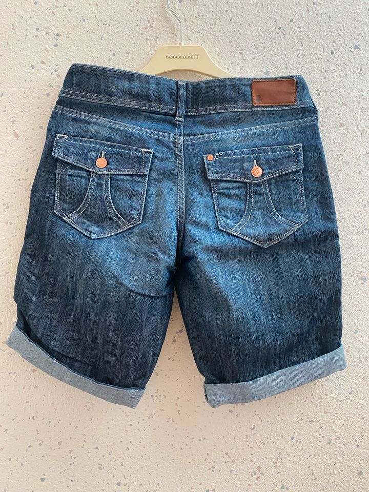 Jeans-Shorts umgekrempelt Gr. 38 in Berlin