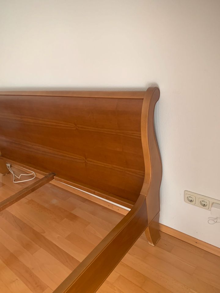 Elegantes Massivholz Bett Top Zustand ! Sehr gepflegt 180X200 cm in Fürstenfeldbruck
