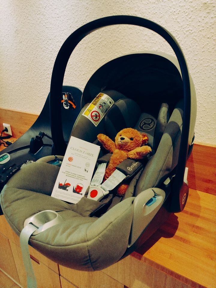 Cybex Babyschale Auto 45-87cm und zug. Station mit Isofix in Remchingen