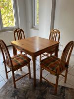 Ausziehbarer HolzEsstisch inklusive 4 Stühle und Sitzkissen Hessen - Rödermark Vorschau