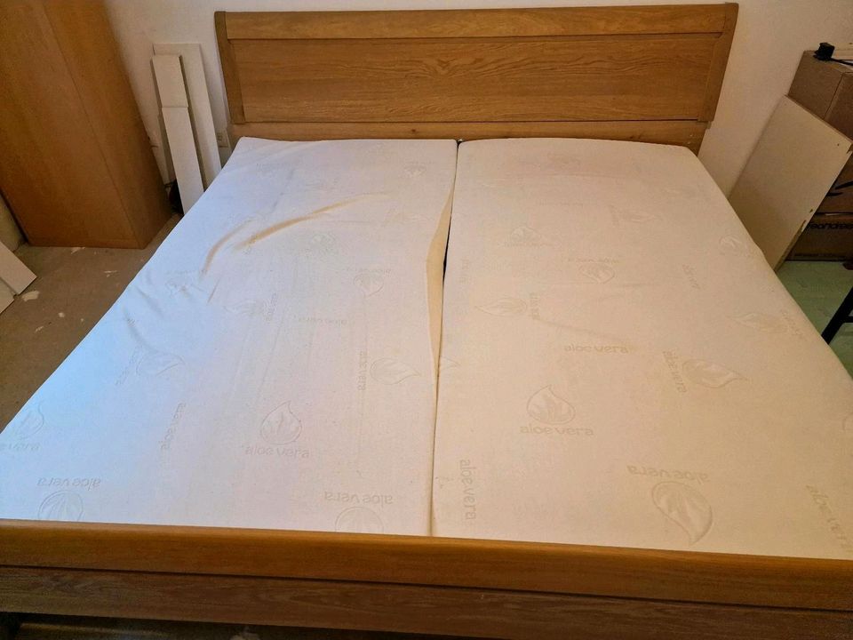 Doppelbett mit 2 schubladen Schränke in Hamburg