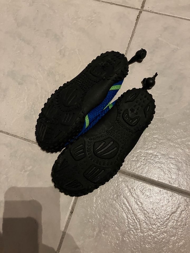 Badeschuhe blau 30 in Kamp-Lintfort