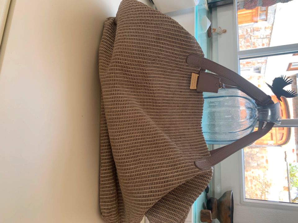 Strenesse Handtasche Leder Weboptik Farbe Taupe in Aachen