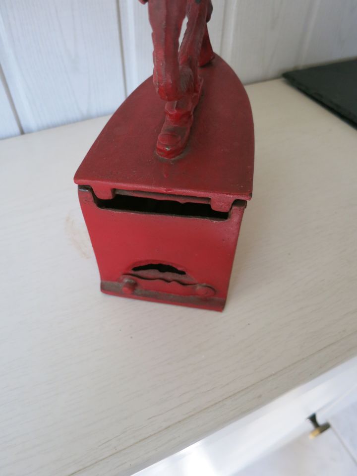 1 Deko-Bügeleisen aus Eisen, in rot ,alt, in Landshut
