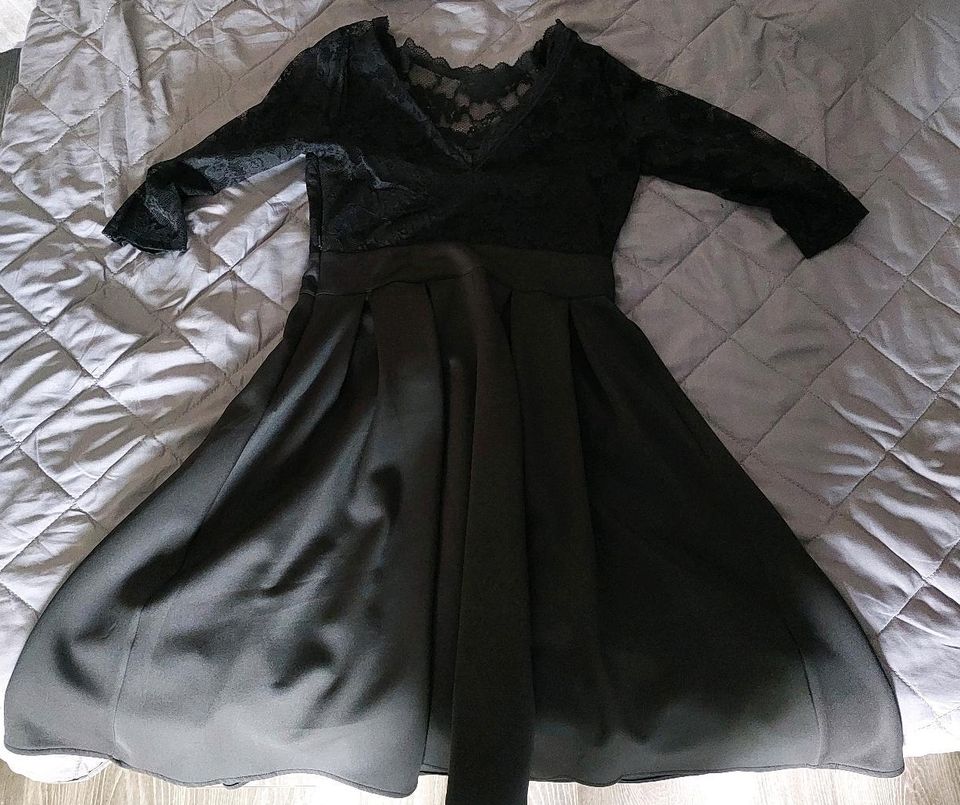 Schwarzes Kleid, Spitze, L in Marienheide