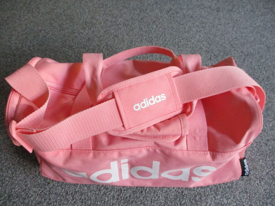 Adidas Sporttasche. Farbe: Rosa. Neuwertig. in Wirges  